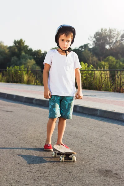 男孩站在户外滑板 — 图库照片