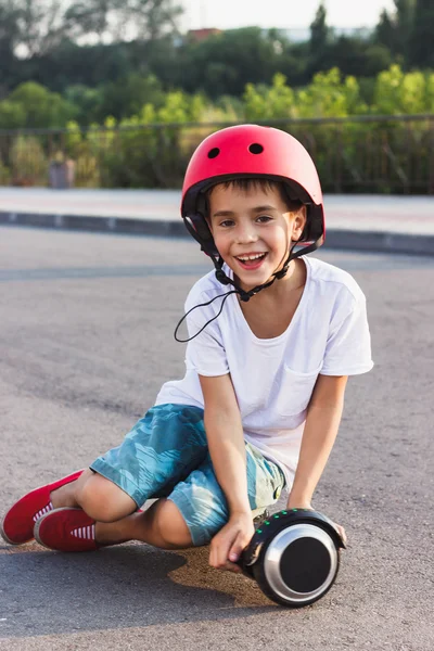 Çocuk açık havada siyah gyro scooter üzerinde oturur