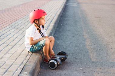 Çocuk sitts açık havada bir siyah gyro scooter ile