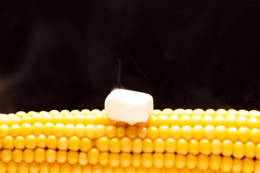 Sarı haşlanmış mısır kulak