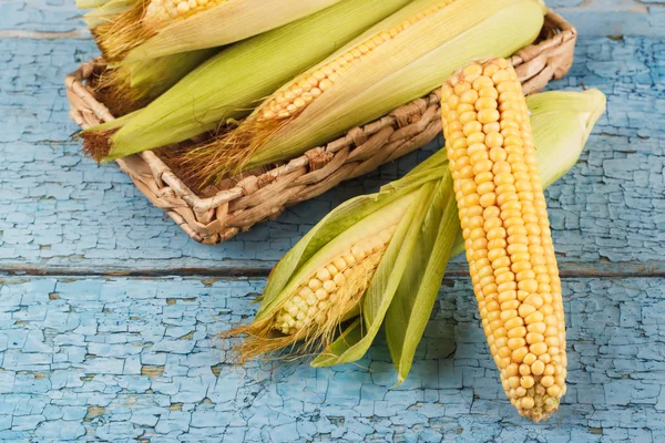 El montón de maíz crudo en la canasta —  Fotos de Stock