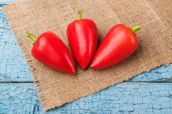 Skörd: röd paprika på gamla vintage bord — Stockfoto