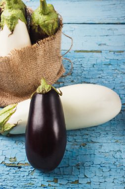 Bir çantada çuval bezi üzerinden renkli patlıcan