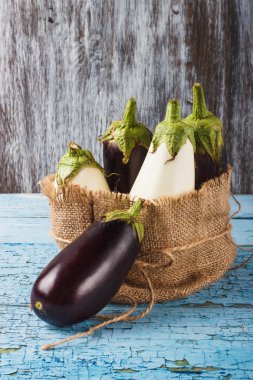 Bir çantada çuval bezi üzerinden renkli patlıcan