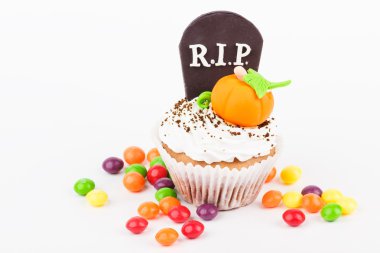 Cadılar Bayramı cupcake renkli süslemeleri ile