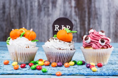 Renkli sakız süslemeleri ile Halloween cupcakes