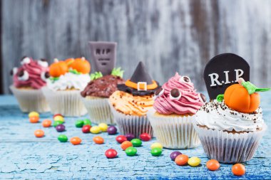 Renkli sakız süslemeleri ile Halloween cupcakes