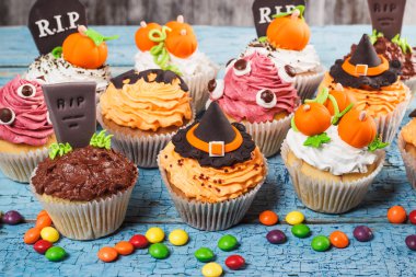 Renkli sakız süslemeleri ile Halloween cupcakes