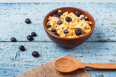 Yaban mersini bir kase mısır gevreği bölümünü