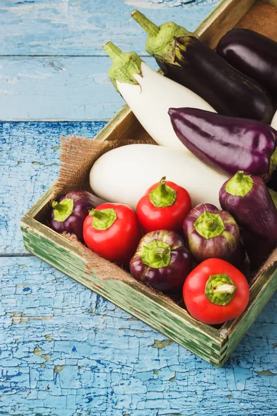 Färgade paprika och aubergine i trälådan — Stockfoto