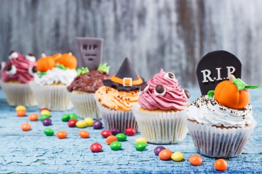 Farklı renkli sakız süslemeleri ile Halloween cupcakes