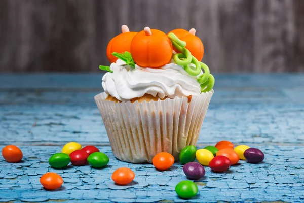 Magdalena de Halloween con decoraciones de colores — Foto de Stock