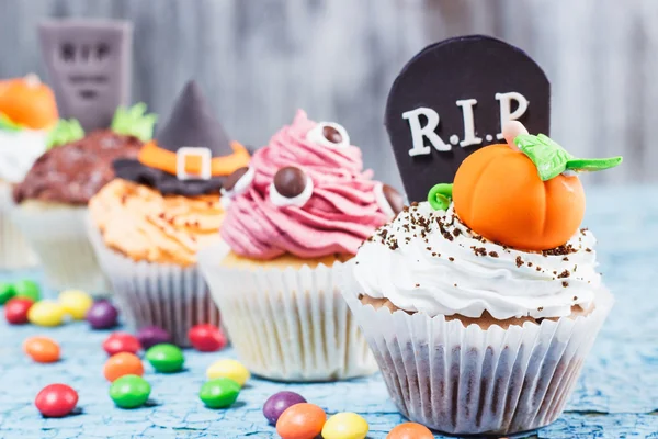 Farklı renkli sakız süslemeleri ile Halloween cupcakes