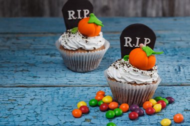 Cadılar Bayramı cupcake renkli süslemeleri ile