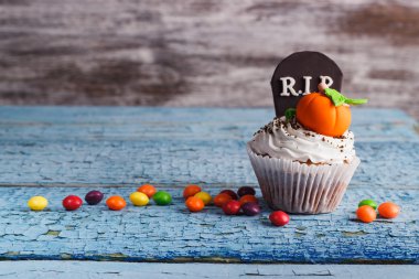 Cadılar Bayramı cupcake renkli süslemeleri ile