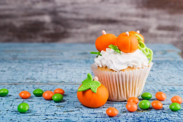 Magdalena de Halloween con decoraciones de colores — Foto de Stock