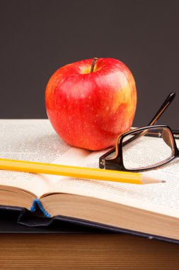 Kırmızı elma ve kitap