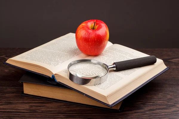 Rode appel en boek — Stockfoto