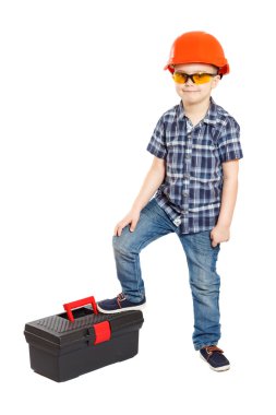Çocuk inşaat kask içinde