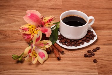 Beyaz fincanda sade kahve.