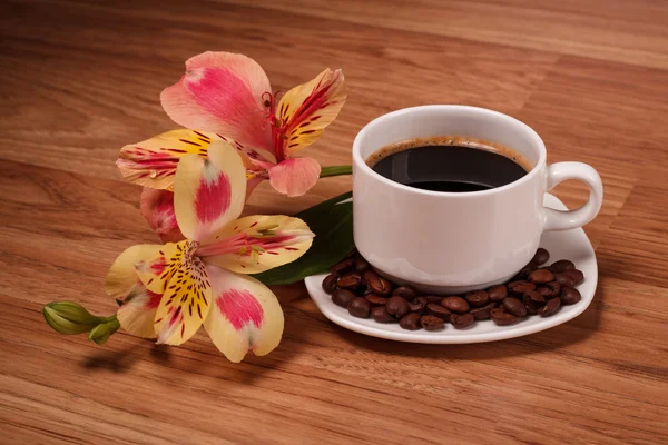 Zwarte koffie in een witte beker — Stockfoto