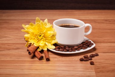 Beyaz fincanda sade kahve.