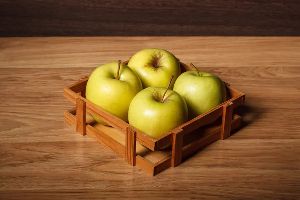 Четыре зеленых яблока — стоковое фото