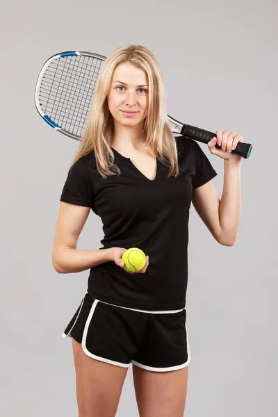 Fille blonde en vêtements de sport noirs — Photo