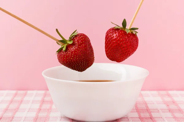 Strawberries with chocolate topping — Stock Photo, Image