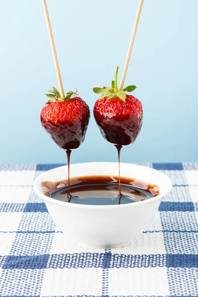 Strawberries with chocolate topping — Stock Photo, Image