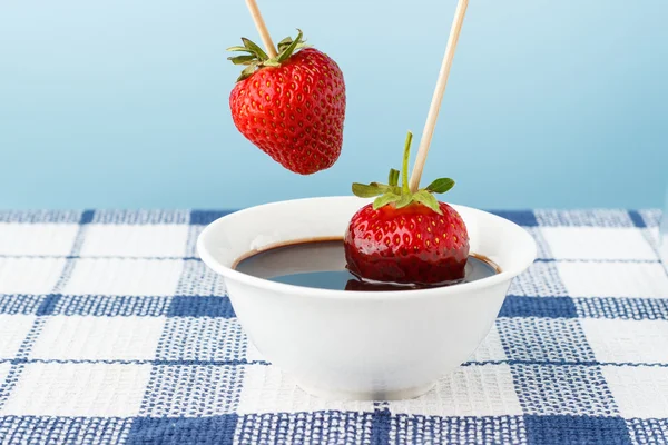 Strawberries with chocolate topping — Stock Photo, Image