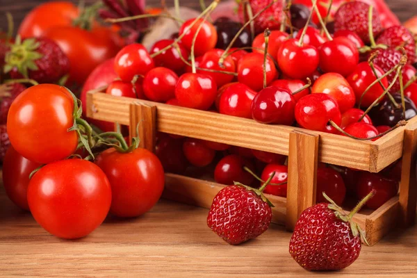 Surtido de verduras rojas crudas ecológicas — Foto de Stock