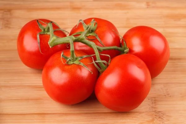 Een tak van verse tomaten — Stockfoto