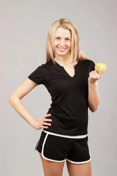 Beautiful athletic girl holding an apple — ストック写真