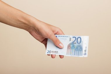 Hafif arkaplanda bir kadın eli