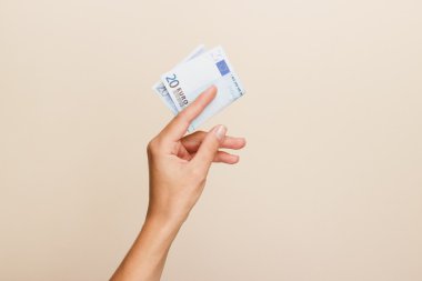 Hafif arkaplanda bir kadın eli