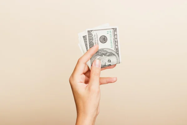 Hafif arkaplanda bir kadın eli