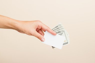 Hafif arkaplanda bir kadın eli