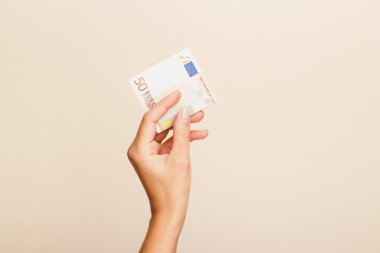 Hafif arkaplanda bir kadın eli