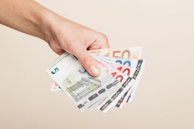 Hafif arkaplanda bir kadın eli