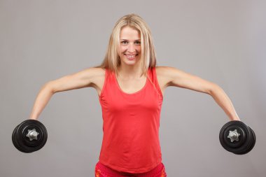 genç güzel atletik kız dumbbells holding