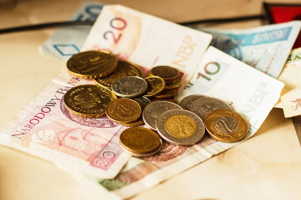 Billetes y monedas en moneda polaca — Foto de Stock