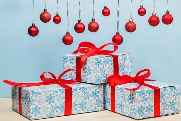 Regalo en un hermoso paquete con una cinta roja — Foto de Stock