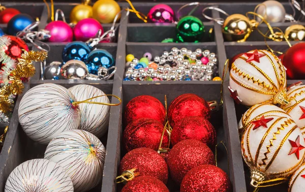 Krásná Vánoční dekorace v dřevěné krabici — Stock fotografie