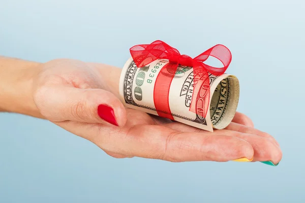 kadın el ile mavi arka plan üzerinde para