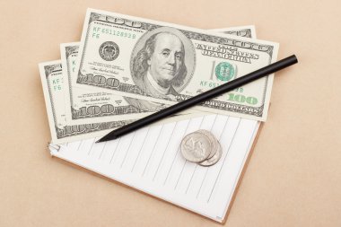 Not defteri ve kalem ile kağıt para