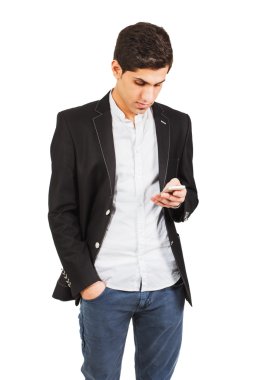 Siyah ceketli genç Arap elinde bir telefon ile