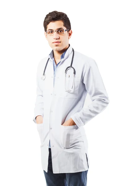 Młody lekarz, który arab jest stojący na białym tle — Zdjęcie stockowe