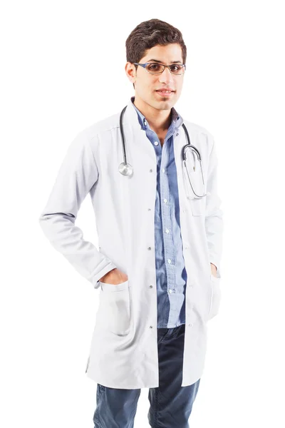 El joven doctor árabe está de pie sobre el fondo blanco —  Fotos de Stock