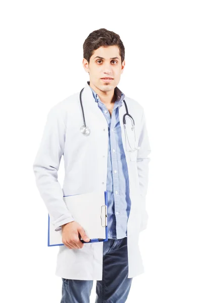 Молодий лікар араб стоїть на білому тлі — стокове фото